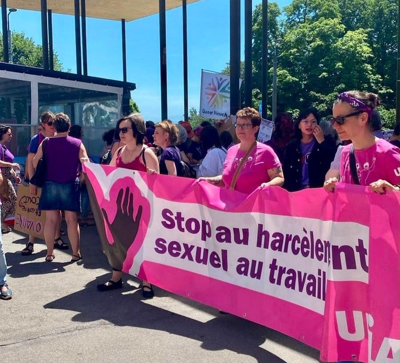 Le collectif neuchâtelois pour la grève féministe a organisé samedi une action en ville de Neuchâtel. Il a déployé une arche géante sur le parcours. (Photo: Grève féministe.)