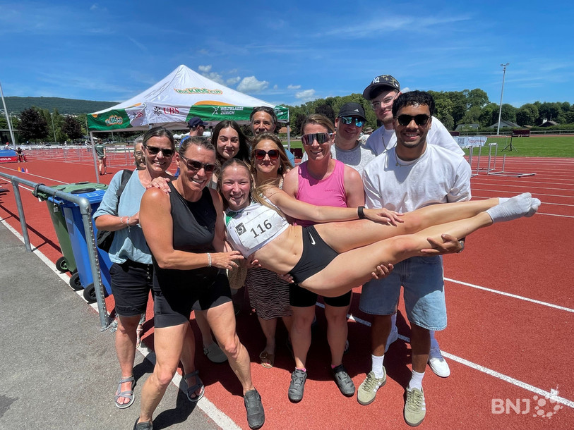 Mégane Cividino est toujours soutenue par sa famille au bord des anneaux d'athlétisme.