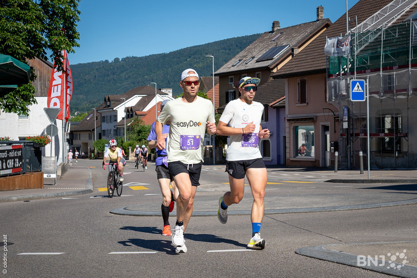 Lionel Varé (dossard 51) s'est imposé devant Laurentin Docourt (dossard 69) sur les routes vadaises. (Photo : Cédric Prudat)