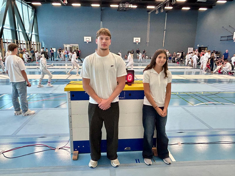 Arthur Stolz et Eléonore Despland à la Maladière, à Neuchâtel, lors du Tournoi des 3 mousquetaires (photo : Société d'escrime de Neuchâtel).