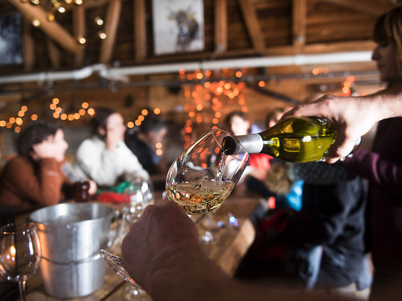 Il devrait bientôt être à nouveau possible de boire un verre ou de manger à l'intérieur d'un restaurant en Suisse. (Photo : KEYSTONE/TI-PRESS/Alessandro Crinari).