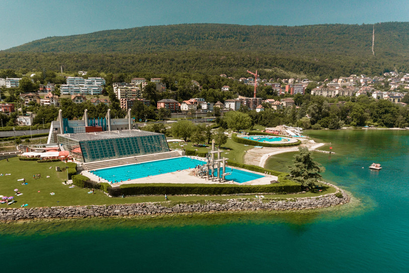 La piscine du Nid-du-Crô à Neuchâtel peut accueillir jusqu'à 2000 visiteurs en temps de Covid. (photo : Piscine du Nid-du-Crô)