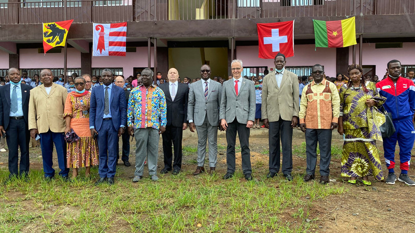 L'inauguration des nouvelles classes s'est déroulée en présence notamment du chargé d’affaires de l’Ambassade de Suisse au Cameroun Andreas Maager, du directeur de l’institut d'Obala Louis Ndjié et d'Olivier Girardin, directeur de la Fondation rurale interjurassienne (photo : Fédération interjurassienne de coopération et de développement).