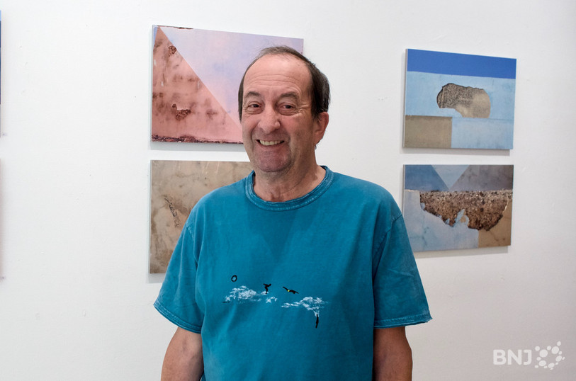 L’artiste Philo Go devant ses images très graphiques exposées à Delémont.