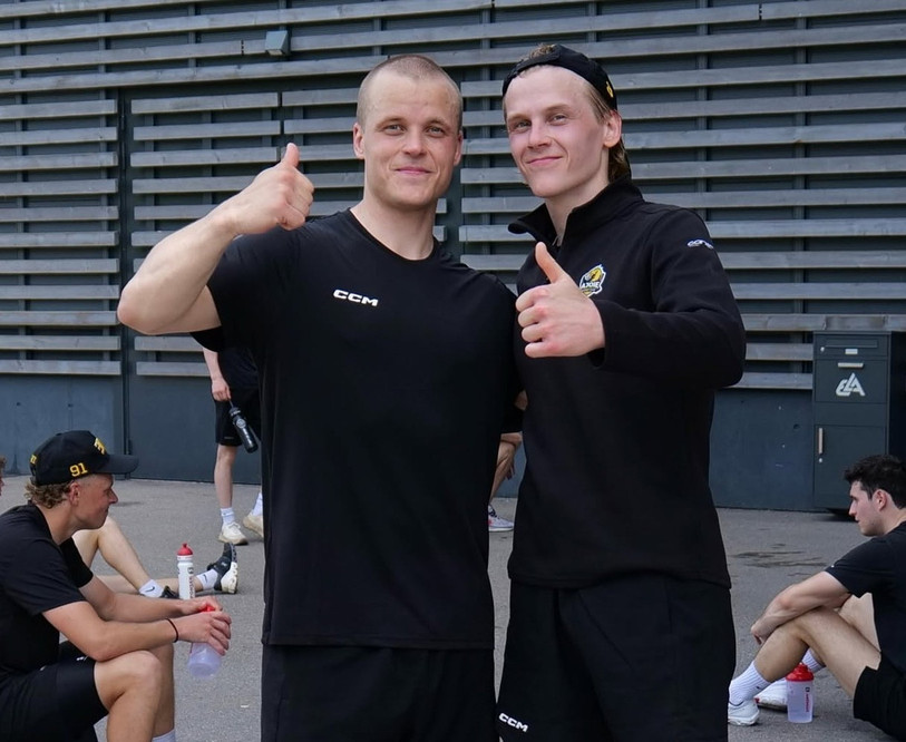 Julius Honka (à gauche, avec son frère Anttoni) a participé à quelques séances d'entraînement avec le HC Ajoie. (Photo : HC Ajoie)