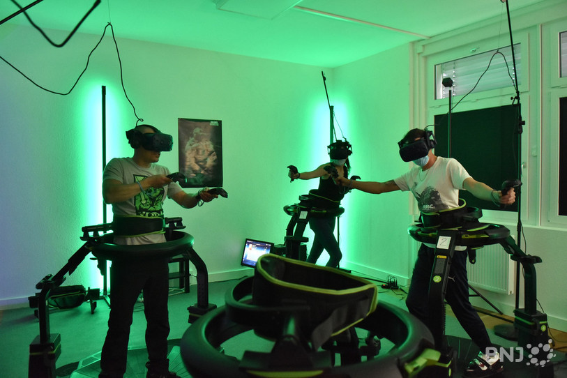 Les stations Virtuix permettent aux joueurs de se déplacer dans le jeu à l'aide de leurs jambes. Une expérience assurément plus physique qu'une séance de jeu vidéo traditionnelle.