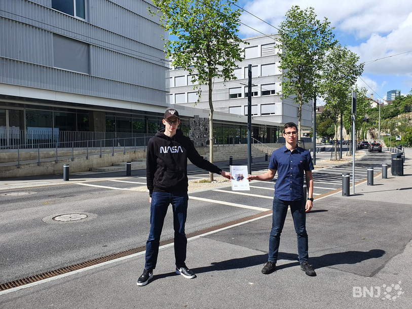 Dionis Paratte (à gauche) et Théo Matthey-Junod, deux des quatre jeunes qui ont réalisé la vidéo sur la prévention de la violence