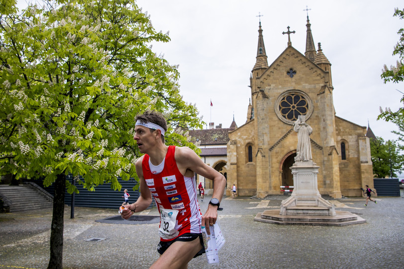 Les différents parcours ont conduit les coureurs sur l'Esplanade de la Collégiale. (photo ; Keystone/Jean-Christophe Bott)