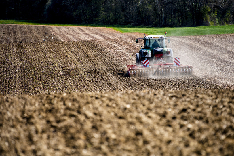 Les normes concernant les pesticides vont bientôt devenir plus contraignantes. (Photo : KEYSTONE / Jean-Christophe Bott).