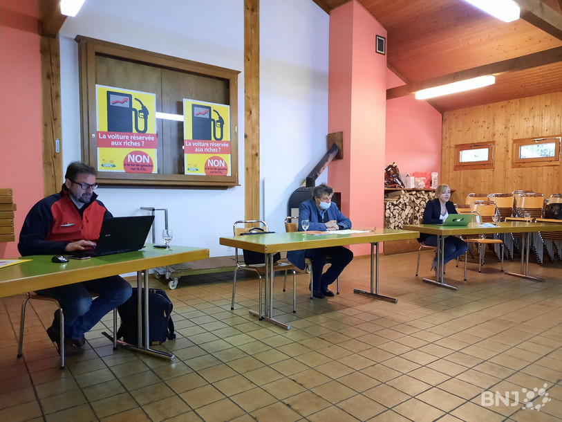 Trois membres du comité jurassien opposé à la loi sur le CO2 : Jacques-André Aubry, Philippe Rottet et Pauline Queloz (de gauche à droite).