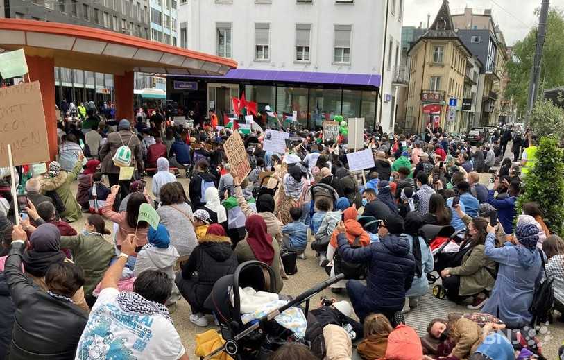Les participants se sont réunis dans le calme sur la place Centrale à Bienne.