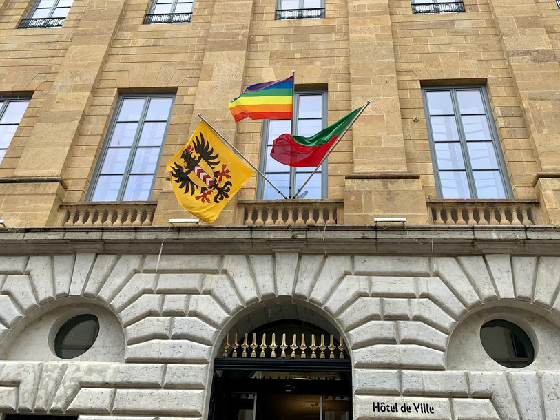 Pour l'occasion, le drapeau arc-en-ciel flotte sur l'Hôtel de Ville de Neuchâtel. (Photo: Ville de Neuchâtel).
