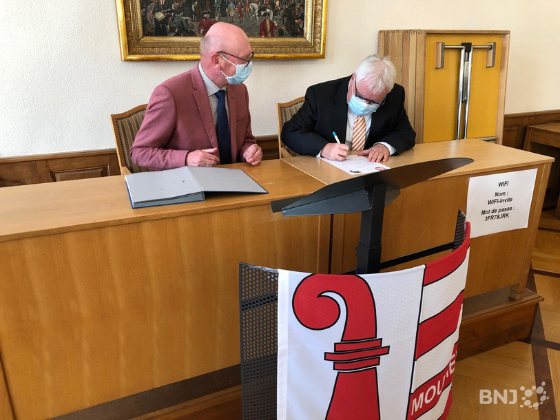 Le maire de Porrentruy Gabriel Voirol (à gauche) et le maire de Moutier Marcel Winistoerfer signent la Charte d'amitié entre les deux communes.