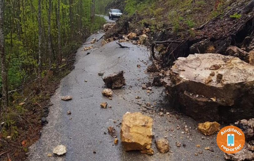 Les rochers et les mouvements de terrain ont complétement détruit la chaussée sur la partie soleuroise du tracé. (Photo : auditeur reporter).