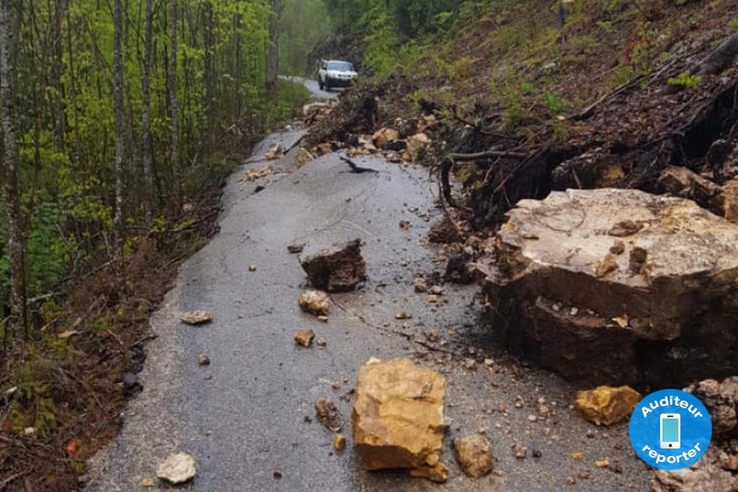 Les rochers et les mouvements de terrain ont complétement détruit la chaussée sur la partie soleuroise du tracé. (Photo : auditeur reporter).