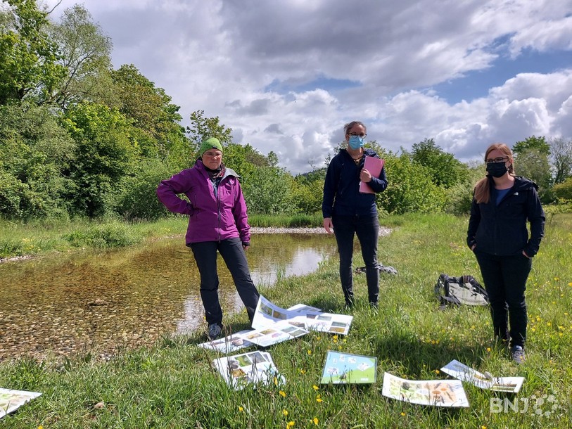 La biologiste Lorenza Marconi (à gauche) a présenté l'excursion « crapauds et grenouilles » en compagnie de la responsable du Service de l'environnement de Bienne Daphné Rüfenacht et de la directrice des travaux publics, de l'énergie et de l'environnement Lena Frank. 