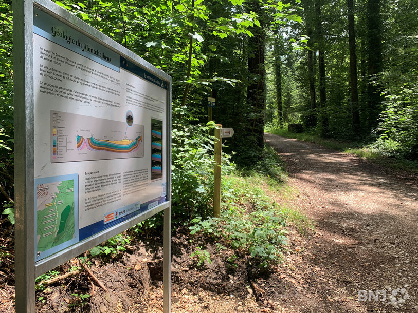 Le sentier de la colline au Montchaibeux fait découvrir le site aux promeneurs.