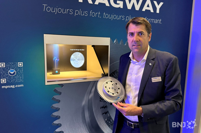 Le directeur de MPS Watch, Frédéric Chautems, avec une maquette du roulement en question.