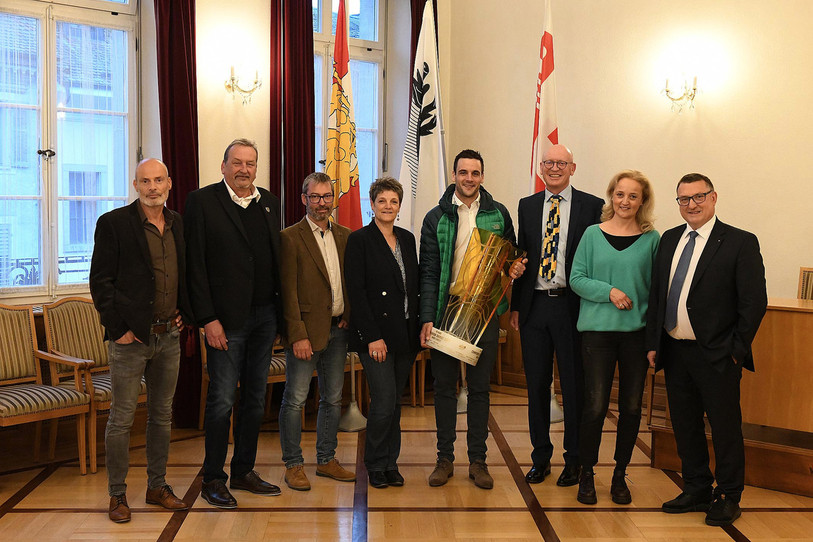Le Conseil municipal de Porrentruy avec le président et le capitaine du HC Ajoie (photo : Géraud Siegenthaler).