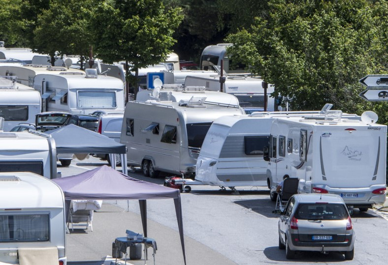 Les communautés nomades peuvent séjourner sur les deux aires de repos du canton de Neuchâtel, ici à Pré Raguel. (Photo: Keystone).