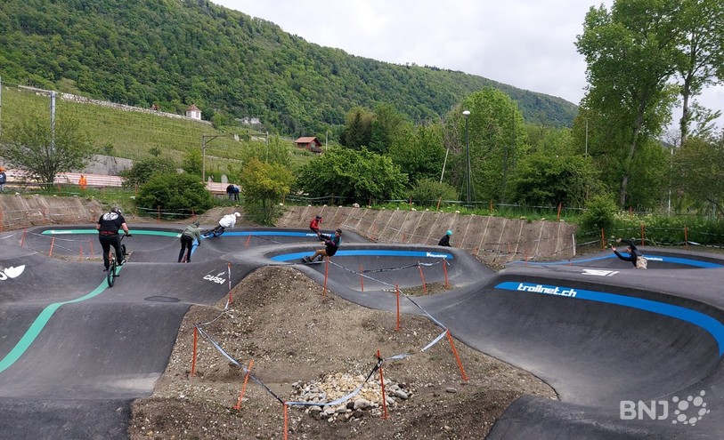 Des spécialistes de la discipline ont fait une démonstration pour l'inauguration de la pumptrack de La Neuveville.