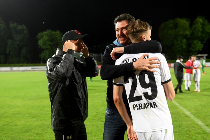 Andrea Binotto enlace le buteur neuchâtelois du soir Juan Manuel Parapar (photo : KEYSTONE/Ti-Press/Samuel Golay).