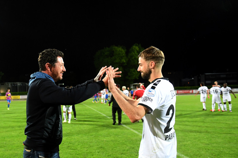 Andrea Binotto peut remercier le buteur Juan Manuel Parapar : Xamax a sauvé sa place en Challenge League ce jeudi soir (photo : KEYSTONE/Ti-Press/Samuel Golay).