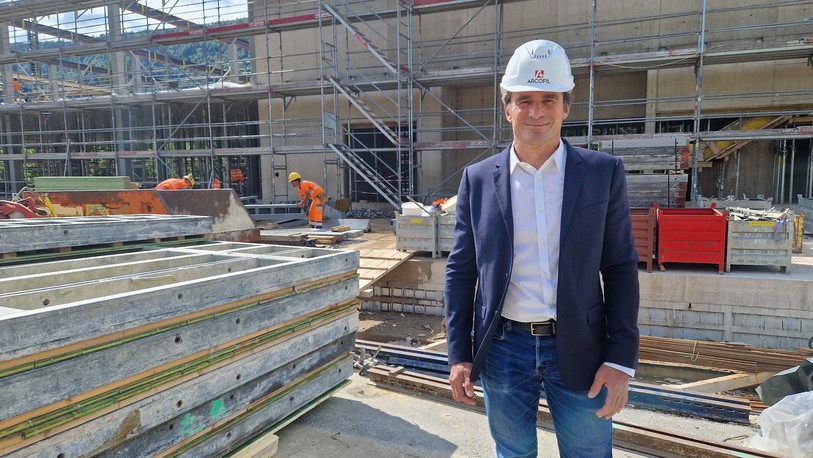 Frank Kräuchi se tient devant la future réception d’Arcofil.