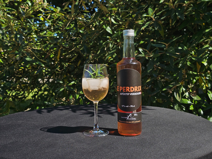 Pour célébrer ses 125 ans, GastroNeuchâtel a créé Le Perdrix, un vermouth neuchâtelois inédit élaboré à partir d'Œil-de-Perdrix et de Chasselas, infusé de plantes d’absinthe et de gentiane. (Photo : Le Perdrix Sàrl). 