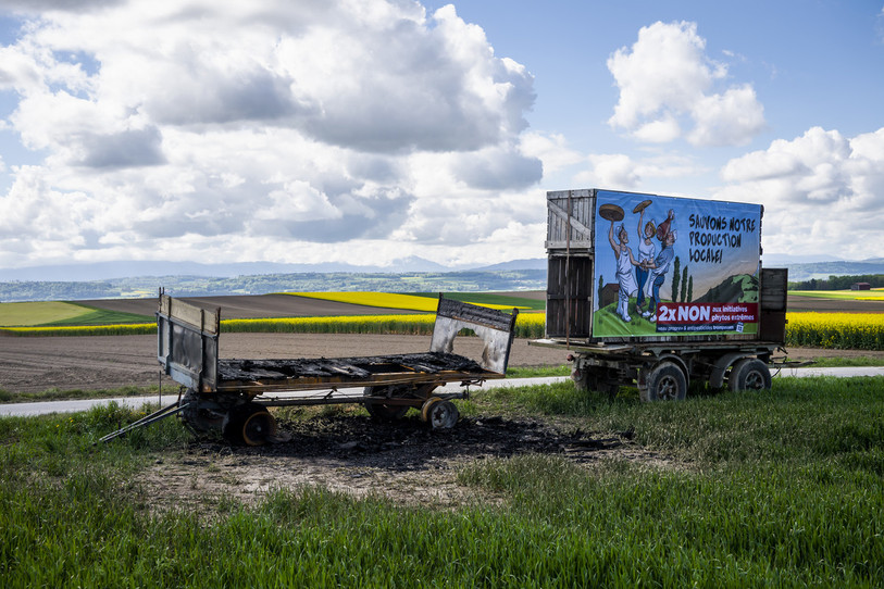 Un véhicule agricole incendié, c'est un des exemples d'actes qui ont dépassé les limites dans cette campagne. (Photo : KEYSTONE / Jean-Christophe Bott)