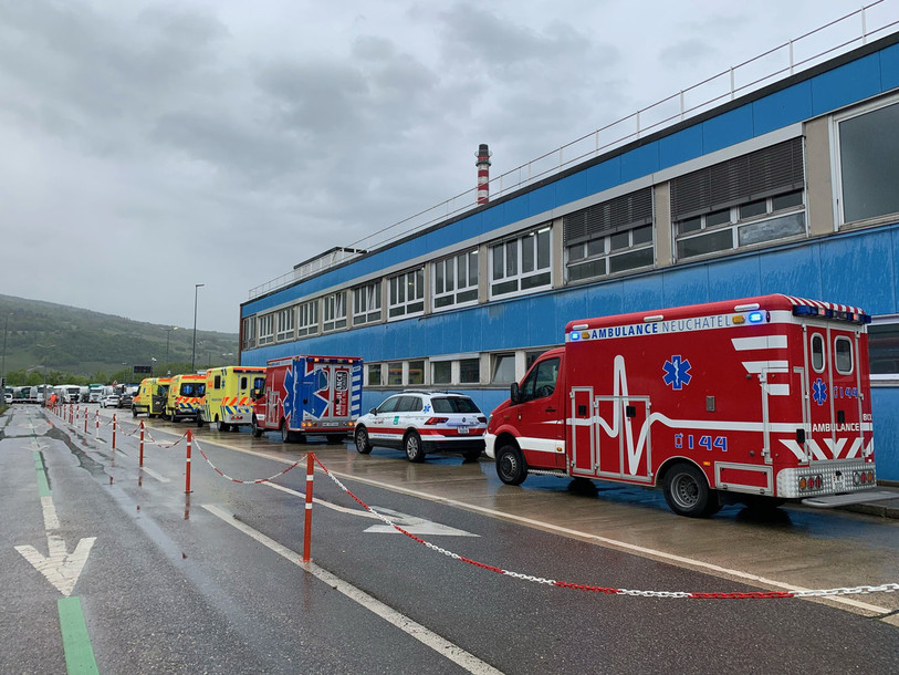 Plusieurs véhicules de secours ont été déployés vendredi matin à la raffinerie de Cressier. (Photo: Police neuchâteloise).
