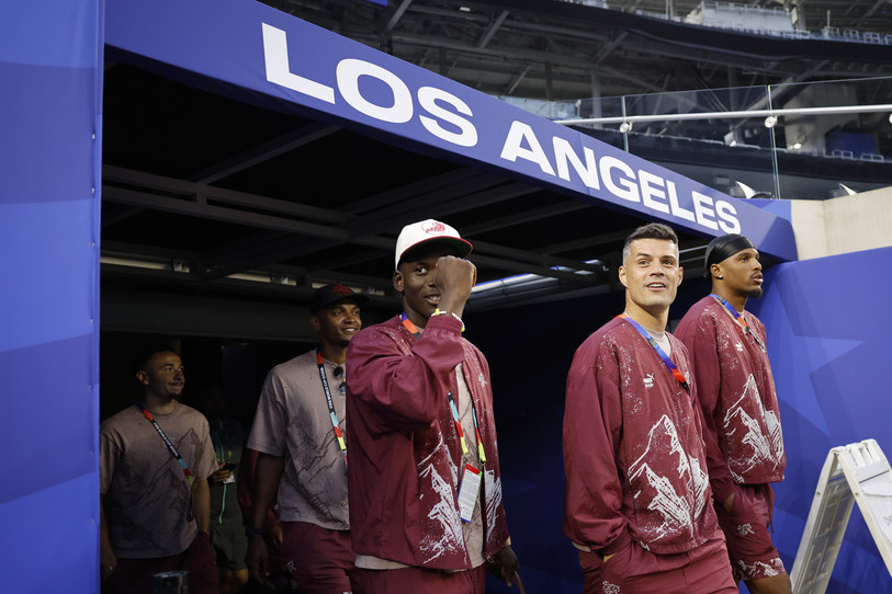 Aurele Amenda, Granit Xhaka, Breel Embolo, Manuel Akanji et Ruben Vargas (de droite à gauche) ont découvert le stade de Los Angeles à la veille d'affronter la Bosnie pour leur deuxième match outre-Atlantique (photo : KEYSTONE/Peter Klaunzer).