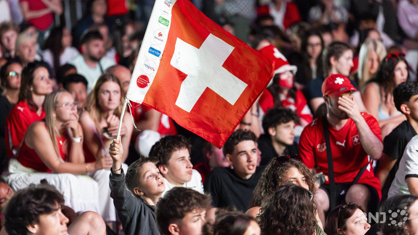 Certains supporters neuchâtelois iront regarder le match Suisse-Bosnie dans des fan-zones jeudi soir. ( photo d'illustration : Keystone).