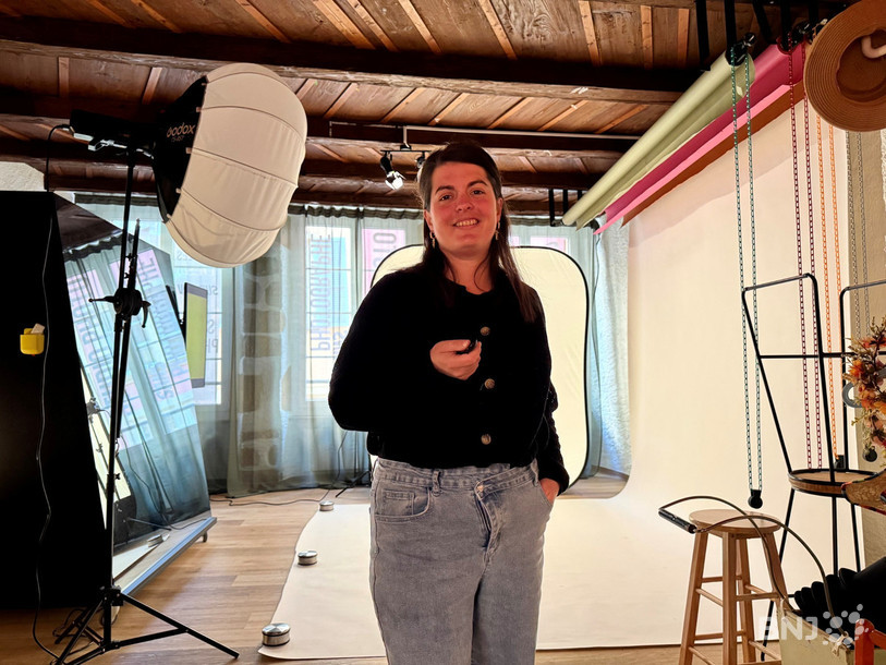 Un studio photo, mais sans photographe. Voilà le concept proposé par Adèle Rochefort avec Smilestillstudio à Neuchâtel.
