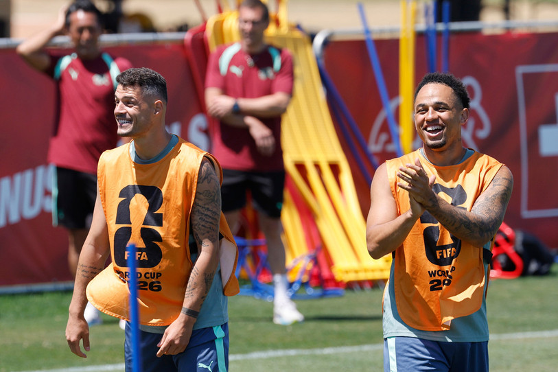 « Il n’y a pas de panique dans le vestiaire », affirme Steven Lang. Et ça se voit sur les visages de Granit Xhaka et Noah Okafor. (Photo : KEYSTONE/Peter Klaunzer)