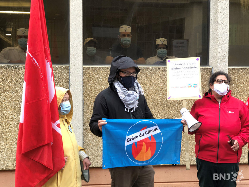 Le SSP, Unia et la Grève pour le climat se sont mobilisés vendredi matin devant les cuisines du site de Perreux à Boudry. Les employés qui vont être licenciés à la fin juin sont venus derrière les fenêtres.