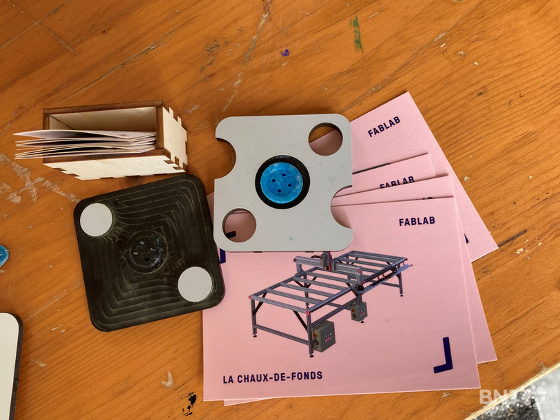 L'un des boutons réalisés à partir du plastique d'un masque usagé. 