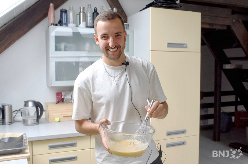 Loïc Georgy dans sa cuisine lors de la préparation de son « Banana Bread ».