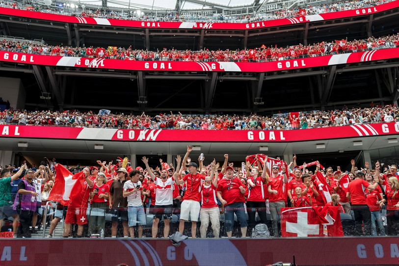 Fervent supporter de l’équipe de Suisse,
Jean-François Leuenberger, assiste actuellement à la Coupe du monde de
football aux États-Unis. Présent à Los Angeles pour sa neuvième Coupe du
mode, le citoyen de Courtelary nous partage son expérience. (Photo : KEYSTONE/Peter Klaunzer.)