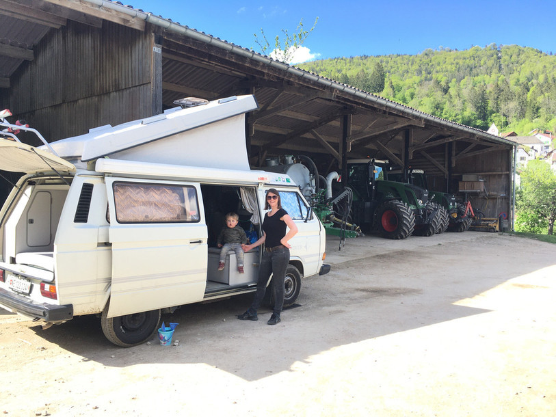 Julie et son fils profitent de ce week-end de Pentecôte pour découvrir du pays. Ils campent au Bout-du-Pont à Soubey, et sont heureux de pouvoir vivre la vie de camping à la ferme.