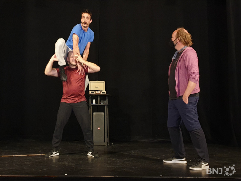 Thierry Grünig (alias Tivert, en rouge) et Cedric Bürgi (alias Tifou, en bleu) avaient déjà travaillé avec Louis Fortier (en rose) lors de stages avec la compagnie professionnelle Utopik Familiy.