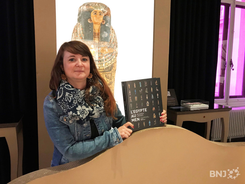 C'est la directrice adjointe du MEN et responsable de la collection de l’Égypte ancienne de l’institution Isadora Rogger a dirigé la rédaction de ce livre catalogue.
