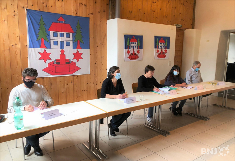 Le Conseil communal de Belprahon (de gauche à droite Christophe Fluri, Aude Sauvain, Evelyne Rais (maire), Nadège Wegmüller et André Membrez) est unanime: les citoyens doivent se prononcer sur l'appartenance cantonale de leur village en toute connaissance de cause.