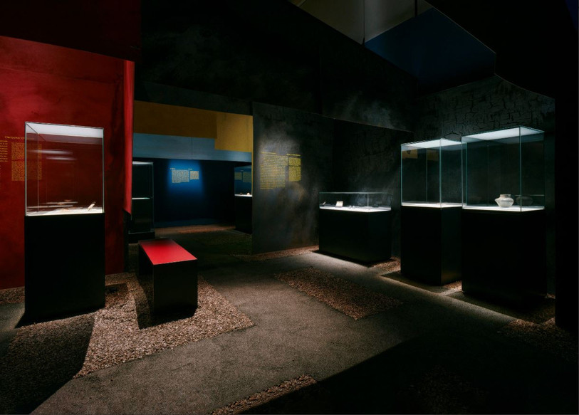 Le scénographe de théâtre Adrien Moretti a développé une mise en scène immersive fonctionnant sur un modèle de labyrinthe. (Photo : Laténium).