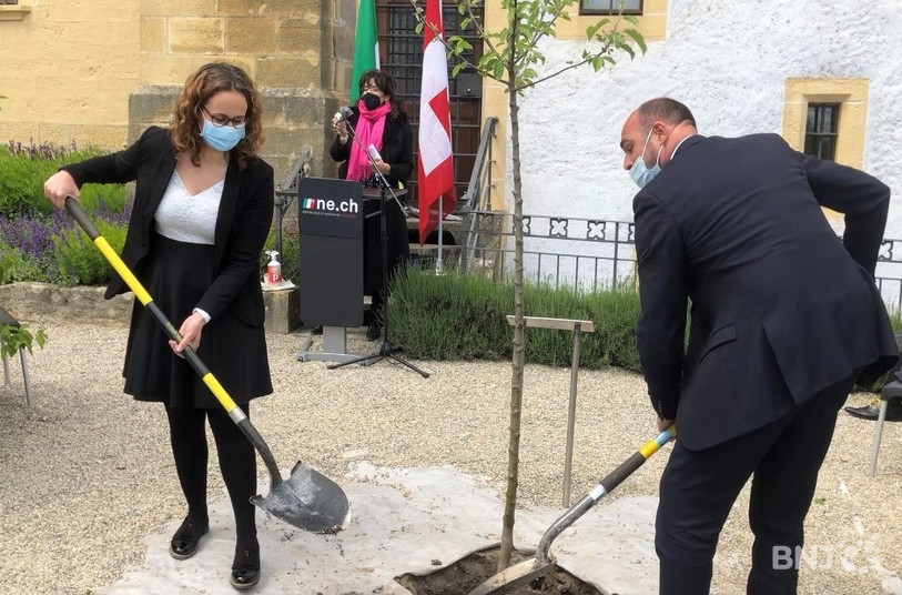 Christine Perrin, représentante de l'Association suisse des infirmières et Laurent Favre, président du Conseil d'Etat neuchâtelois, plantent l'arbre de la commémoration.