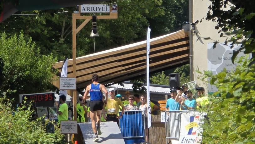 Les coureurs de la course ChatGrimpe ont eu chaud dimanche matin à La Rouveraie sur les hauts de Bevaix.