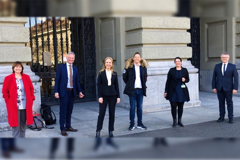 Les membres groupe parlementaire sur le climat. De gauche à droite : Marina Carobbio Guscetti (PS/TI), Matthias Michel (PLR/ZG), Katja Christ (PVL/BS), Christian Imark (UDC/SO), Delphine Klopfenstein Broggini (PES/BE) et Charles Juillard (PDC/JU). (Photo : Alliance climatique suisse)