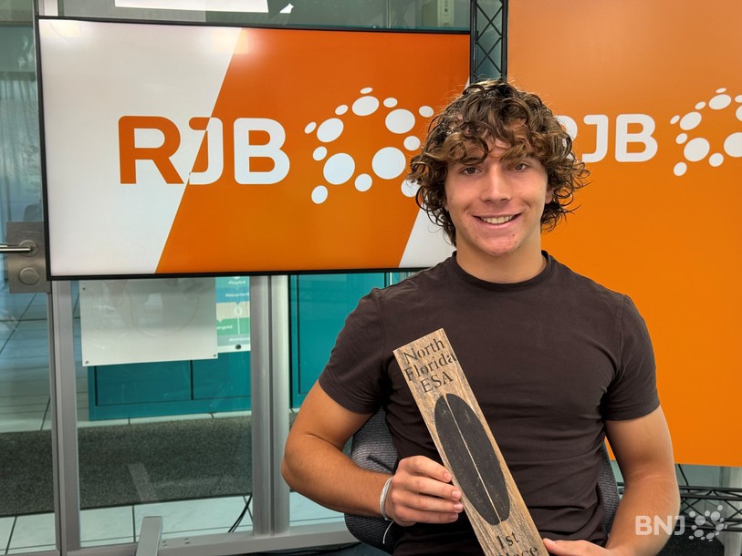 À seulement 16 ans, le biennois Matteo Kunz, ici avec le tout premier trophée qu’il a remporté, est déjà triple champion de Suisse de surf, dans la catégorie longboard. 
