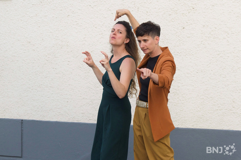 Laetitia Barras et Elima Héritier dans une rue de Moutier pour raconter l’histoire de notre pays