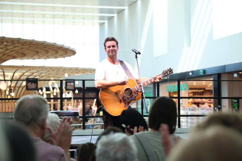 Bastian Baker a joué deux concerts dans le cadre des festivités des 15 ans de Marin Centre. (Photo : Migros Neuchâtel-Fribourg)